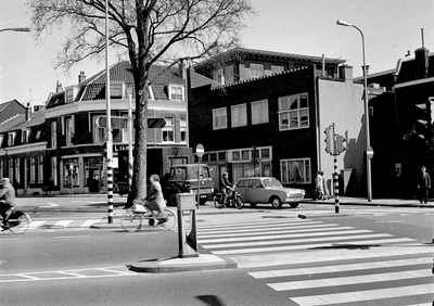 58316 Gezicht op de huizen Herenweg 1 (rechts)- hoger te Utrecht, vanaf de Amsterdamsestraatweg, met in het midden de ...